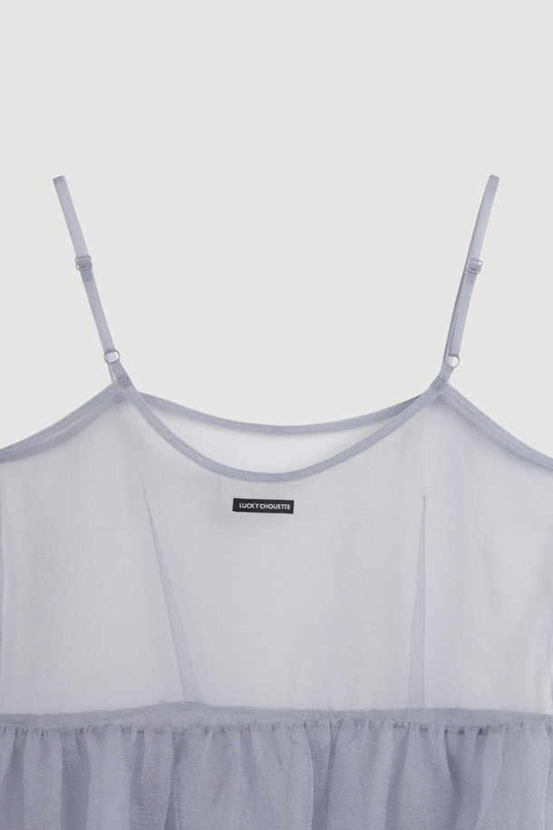 럭키 슈에뜨의 레이어링 민소매 원피스(grey)는 페미닌한 무드를 연출하는 여성 의류입니다. 봄, 여름 시즌에 어울리는 얇은 두께감의 루즈핏 원피스로, 광택감 있는 소재와 셔링 디테일이 특징입니다. 조절 가능한 어깨끈으로 편안하게 착용 가능하며, 뒷면 라벨 장식으로 포인트를 더했습니다. 데이트룩, 카페룩, 여행룩 등 다양한 TPO에 활용 가능하며, 미니멀, 로맨틱, 클래식 스타일을 즐기는 분들께 추천합니다. 무지 디자인의 레이어드 치마 타입으로, 세련된 스타일을 연출할 수 있습니다.
