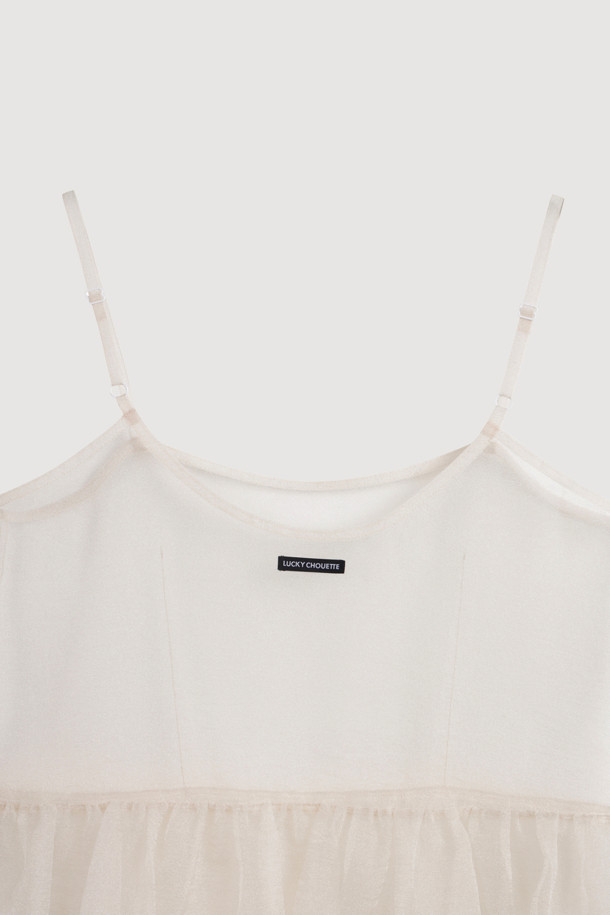 Chouetties by 럭키슈에뜨 레이어링 슬리브리스 원피스 (옐로우)는 얇은 두께감과 페미닌한 스타일의 여성용 원피스입니다. 봄, 여름 시즌에 어울리는 민소매 디자인으로, 셔링 디테일과 은은한 광택감이 특징입니다. 조절 가능한 어깨끈으로 편안하게 착용 가능하며, 레이어링하여 다양한 스타일을 연출할 수 있습니다. 데이트룩, 카페룩, 여행룩에 적합하며, 미니멀, 로맨틱, 클래식 스타일을 즐기는 분들께 추천합니다. 뒤 라벨 장식으로 포인트를 더했습니다.
