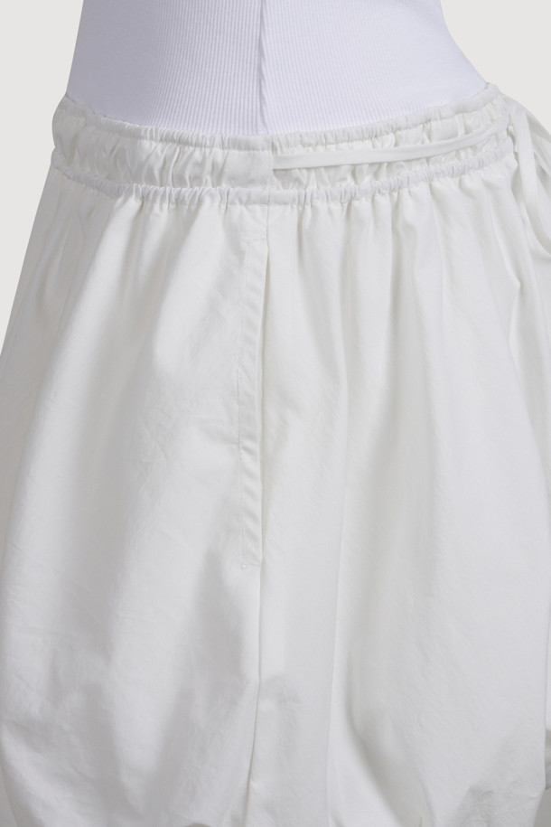 럭키슈에뜨 Chouetties (슈에티스) 헴 볼륨 슬리브리스 원피스 (화이트)는 우아한 스타일을 연출하는 여성 의류입니다. 봄, 여름 시즌에 어울리는 슬리브리스 디자인으로, A라인 치마핏과 허리 밴딩으로 편안하면서도 여성스러운 실루엣을 강조합니다. 풍성한 볼륨감의 스커트 셔링 디테일이 돋보이며, 뒤 라벨 장식이 포인트로 더해졌습니다. 데이트룩, 카페룩, 휴가룩 등 다양한 TPO에 활용 가능하며, 클래식, 미니멀, 로맨틱 스타일을 즐겨 입는 분들께 추천합니다.
