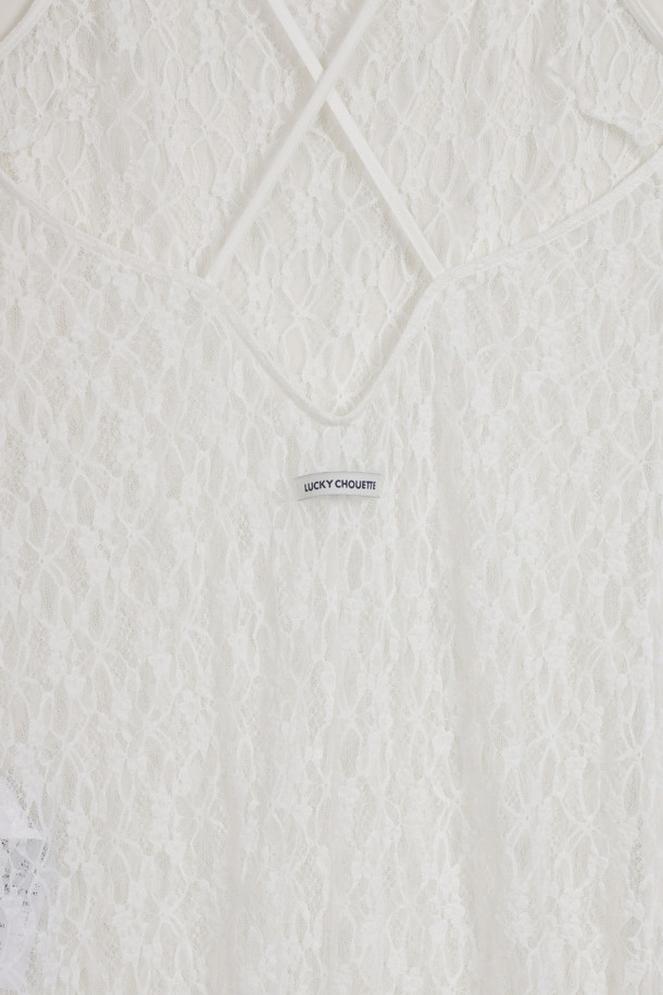 럭키슈에뜨 레이스 레이어링 드레스 (화이트)는 로맨틱하고 미니멀한 스타일을 연출하는 여성용 원피스입니다. 여름 계절에 어울리는 민소매 디자인으로, 얇은 레이스 소재와 슬림핏이 특징입니다. 뒤 X자형 끈 디자인과 신축성 있는 소재로 편안한 착용감을 선사하며, 스윔웨어 또는 이너와 레이어드하여 다양한 스타일을 연출할 수 있습니다. 데이트룩, 휴가룩, 리조트룩으로 활용하기 좋습니다. 스퀘어넥 라인과 레이어드 치마 타입이 드레시한 분위기를 더합니다.
