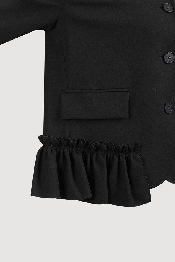 럭키슈에뜨(LUCKY CHOUETTE)의 Chouetties Frill Point 재킷은 우아하고 페미닌한 스타일을 연출하는 여성용 블랙 자켓입니다. 봄, 가을에 착용하기 좋으며, 레귤러 핏과 보통 두께감으로 편안하게 즐길 수 있습니다. 테일러드 코트 타입에 싱글 버튼 여밈으로 깔끔함을 더하고, 어깨 패드와 러플 디테일이 특징입니다. 안감과 스트라이프 무늬가 고급스러운 느낌을 주며, 오피스룩, 모임룩, 데이트룩 등 다양한 TPO에 활용 가능합니다. 클래식, 미니멀, 시크한 스타일을 선호하는 분들께 추천합니다.
