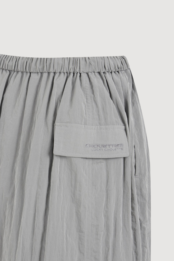 럭키슈에뜨(LUCKY CHOUETTE)의 Chouetties 허리 스트링 롱 스커트(실버)입니다. 부드러운 나일론 소재로 제작되어 편안한 착용감을 선사하며, 사계절 내내 활용 가능한 아이템입니다. H라인 루즈핏에 허리 밴딩과 스트링 디테일이 더해져 캐주얼하면서도 우아한 분위기를 연출합니다. 뒷면 포켓과 레터링 자수 포인트로 밋밋함을 덜었으며, 데이트룩, 쇼핑룩 등 다양한 TPO에 맞춰 미니멀, 클래식 스타일을 완성할 수 있습니다. 실버 컬러의 얇은 두께로 시원하고 세련된 느낌을 줍니다.
