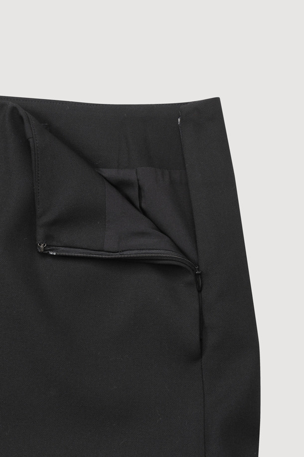 럭키슈에뜨(LUCKY CHOUETTE)의 프릴 헴 미니 스커트(black)입니다. 캐주얼한 무드의 블랙 미니스커트로, H라인 핏과 로우라이즈 디자인이 특징입니다. 폴리에스테르 소재로 제작되어 사계절 내내 편안하게 착용할 수 있으며, 프릴 밑단 디테일이 여성스러운 포인트를 더합니다. 사이드 지퍼로 간편하게 여닫을 수 있으며, 데이트룩, 쇼핑룩 등 다양한 TPO에 활용 가능합니다. 레이어드 스타일링을 통해 미니멀, 클래식 룩을 연출할 수 있습니다.
