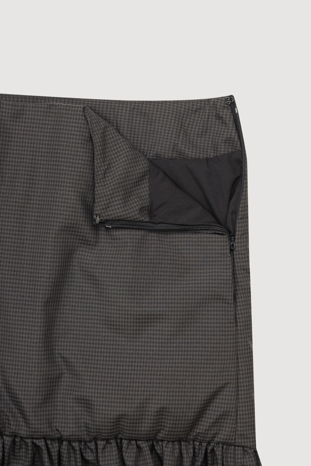 럭키슈에뜨의 Chouetties (슈에티스) Hem Frill Check Padding Skirt (다크 그레이)는 겨울철 캐주얼 룩을 위한 패딩 스커트입니다. 다크 그레이 컬러의 체크 패턴이 돋보이며, 밑단 러플 디테일이 여성스러운 포인트를 더합니다. H라인 핏과 로우라이즈 디자인으로 세련된 실루엣을 연출하며, 두꺼운 두께감으로 따뜻하게 착용할 수 있습니다. 출근룩뿐만 아니라 미니멀, 클래식 스타일에도 잘 어울리는 활용도 높은 아이템입니다.
