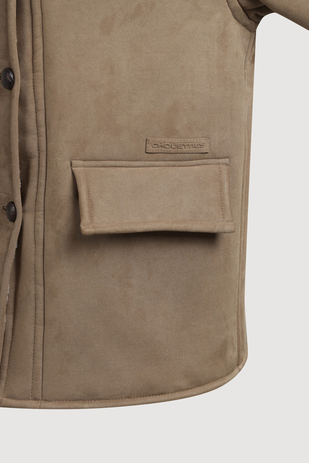 럭키슈에뜨 Chouetties (쇼티스) Fake Mustang (베이지)는 여성스러운 캐주얼 스타일을 연출하는 무스탕입니다. 스웨이드와 덤블 소재의 조화로 포근하고 부드러운 촉감을 선사하며, 두꺼운 두께감으로 따뜻하게 착용할 수 있습니다. 넉넉한 루즈핏과 스탠다드핏 디자인으로 편안한 착용감을 제공하며, 하프 기장으로 다양한 하의와 매치하기 좋습니다. 아웃포켓 디테일과 로고 엠보 포인트가 디자인의 포인트를 더하며, 가을과 겨울 시즌 데일리룩에 활용하기 좋습니다. 베이지 컬러는 미니멀하고 클래식한 분위기를 연출합니다.
