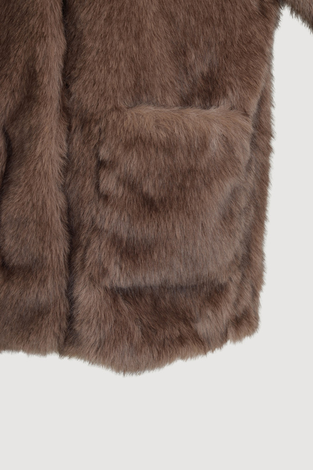 럭키슈에뜨의 슈에티스 페이크 퍼 재킷(브라운)은 출근룩, 오피스룩, 비즈니스 캐주얼에 어울리는 아이템입니다. 클래식, 미니멀, 시크한 스타일을 연출하기에 적합하며, 부드러운 페이크 퍼 소재가 고급스러운 분위기를 더합니다. 브라운 컬러는 따뜻하고 세련된 느낌을 주어 다양한 옷차림에 코디하기 좋습니다. 럭키슈에뜨만의 감각적인 디자인으로, 겨울철 스타일링에 포인트를 더해보세요. 페이크 퍼 재킷으로 시크하고 따뜻한 겨울을 완성하세요.
