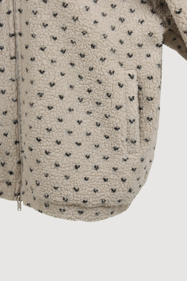 Chouetties by LUCKY CHOUETTE(슈에뜨 바이 럭키슈에뜨)의 페이크 퍼 후드 점퍼(베이지)입니다. 부드러운 플리스와 페이크 퍼 소재로 제작되어 포근하고 따뜻한 착용감을 선사하며, 겨울철은 물론 가을에도 활용하기 좋습니다. 캐주얼, 미니멀, 고프코어 스타일을 아우르는 디자인으로 캠핑룩, 산책룩 등 다양한 TPO에 매치하기 용이합니다. 도트와 하트 패턴이 사랑스러운 분위기를 더하고, 오버핏 실루엣과 후드 디자인으로 편안하면서도 스타일리시하게 연출할 수 있습니다. 투웨이 지퍼, 소매단 및 밑단 밴딩, 레터링 자수, 솔리드 안감 등의 디테일이 돋보이는 두꺼운 두께감의 긴소매 점퍼입니다.
