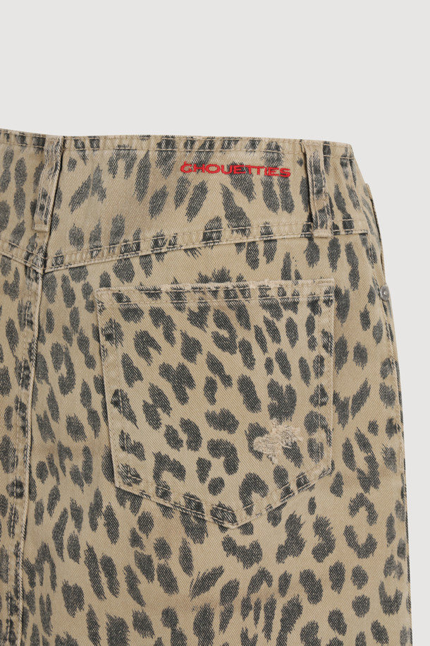 Chouetties by LUCKY CHOUETTE(슈에티 바이 럭키슈에뜨) 레오파드 미니 데님 스커트 (베이지)는 캐주얼과 빈티지 무드를 동시에 연출할 수 있는 여성용 미니스커트입니다. 사계절 활용 가능한 데님 소재의 H라인 핏으로, 로우라이즈 디자인이 특징입니다. 베이지 컬러 바탕에 레오파드 패턴이 돋보이며, 스톤 워싱과 데미지 디테일, 로고 캔톤, 리벳 장식, 레터링 자수 등의 디테일이 더해져 유니크한 매력을 선사합니다. 데이트룩과 쇼핑룩에 어울리는 캐주얼, 클래식, 미니멀 스타일의 아이템입니다.
