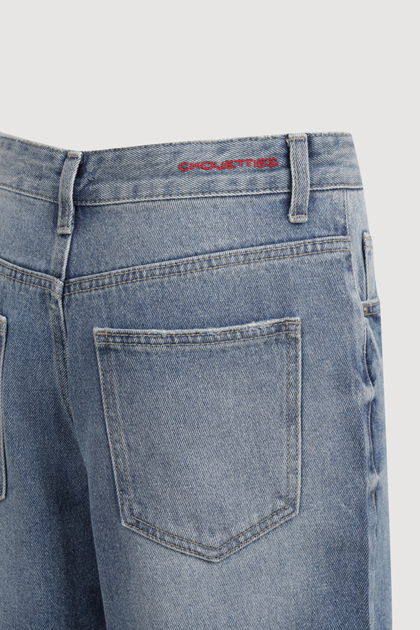 럭키슈에뜨(LUCKY CHOUETTE)의 워싱 와이드 데님 팬츠 (블루)는 캐주얼하고 빈티지한 스타일을 연출하기에 좋은 아이템입니다. 봄, 가을에 어울리는 맥시 기장의 데님 팬츠로, 럭키슈에뜨 로고 캔톤과 리벳 디테일이 돋보입니다. 뒷면에는 슈에띠즈 레터링 자수가 새겨져 있으며, 빈티지 워싱과 사이드 도밍고 워싱으로 포인트를 더했습니다. 와이드 핏으로 편안한 착용감을 제공하며, 동네 마실룩이나 쇼핑룩에 매치하기 좋습니다. 데님 소재 특유의 자연스러운 멋을 살린 이 바지는 레트로 무드를 즐기는 분들께 추천합니다.
