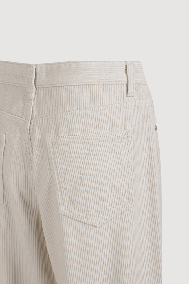 럭키슈에뜨 (LUCKY CHOUETTE)의 Chouetties 워싱 와이드 코듀로이 팬츠 (아이보리)입니다. 캐주얼 스타일의 여성 의류로, 가을과 겨울에 착용하기 좋습니다. 로우라이즈 디자인에 럭키슈에뜨 로고와 Lucky Crescent Moon 자수가 포인트로 더해졌습니다. 와이드핏으로 편안한 착용감을 선사하며, 데이트룩이나 모임룩에 활용하기 좋습니다. 부드러운 코듀로이 소재에 워싱 가공을 거쳐 자연스러운 핏을 연출합니다.
