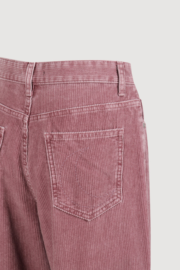 럭키슈에뜨(LUCKY CHOUETTE)의 "슈에티즈 by 럭키슈에뜨_워싱 와이드 코듀로이 팬츠(핑크)"는 캐주얼, 클래식, 미니멀 스타일을 즐기는 여성들을 위한 바지입니다. 가을, 겨울 시즌에 어울리는 두꺼운 두께감의 와이드핏 코듀로이 팬츠로, 워싱 가공을 거쳐 부드러운 촉감을 선사합니다. 로우라이즈 디자인에 럭키슈에뜨 로고와 Lucky Crescent Moon 자수 디테일이 돋보이며, 데이트룩 연출에 제격입니다. 맥시 기장으로 다리가 길어 보이는 효과를 주며, 핑크 컬러가 사랑스러운 분위기를 더합니다.
