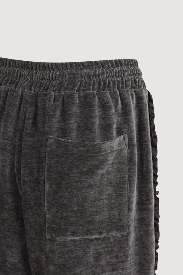 [Re-Order] 럭키슈에뜨_프릴 포인트 벨벳 롱 팬츠 (다크 그레이)는 부드러운 촉감의 벨벳 소재로 제작되어 가을, 겨울 시즌에 따뜻하게 착용하기 좋은 여성용 와이드 핏 긴 바지입니다. 허리 스트링과 사이드 러플 디테일이 캐주얼하면서도 여성스러운 분위기를 더하며, 루즈핏과 맥시 기장으로 편안함을 선사합니다. 집콕룩, 산책룩 등 편안한 일상에 잘 어울리며, 캐주얼, 미니멀, 클래식 스타일을 즐겨 입는 분들께 추천합니다. 세트 상품으로도 구매 가능합니다.
