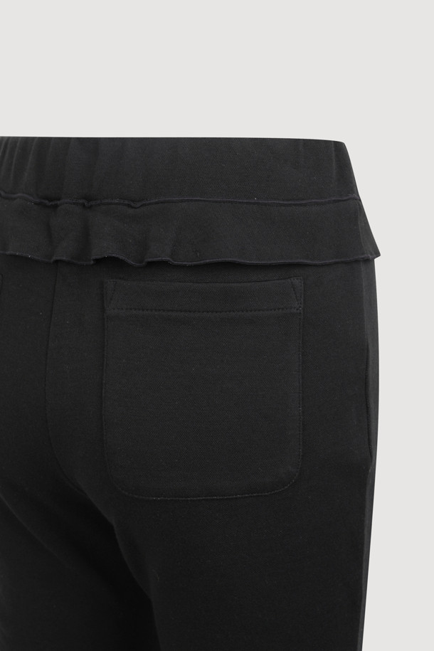 LUCKY CHOUETTE (럭키슈에뜨)의 Frill Point 바이커 쇼츠(블랙)입니다. 허리 밴딩으로 편안한 착용감을 선사하며, 옆 라인 지퍼 디테일로 포인트를 더했습니다. 면, 폴리에스터 혼방 소재로 제작되어 봄, 여름 시즌에 적합하며, 슬림핏 디자인으로 여성스러운 실루엣을 연출합니다. 허리와 밑단 러플 디테일과 러플 끝단의 자수 처리가 돋보이는 제품입니다. 데이트룩, 모임룩 등 다양한 TPO에 미니멀, 걸리시, 로맨틱한 스타일을 더해 활용할 수 있습니다.
