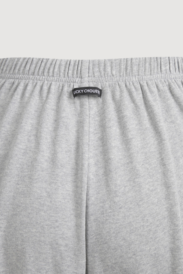 럭키슈에뜨 Chouetties 져지 볼륨 숏 팬츠 (멜란지 그레이)는 편안함과 스타일을 동시에 잡는 여성 숏팬츠입니다. 부드러운 면과 스판 소재 혼방으로 제작되어 쾌적한 착용감을 선사하며, 멜란지 그레이 컬러는 어떤 상의에도 잘 어울려 활용도가 높습니다. 허리 밴딩과 밑단 밴딩 처리로 편안한 착용감을 제공하며, 셔링 디테일과 뒷면 라벨 장식이 포인트를 더합니다. 루즈핏으로 활동성을 높였으며, 캐주얼, 미니멀, 걸리시 스타일을 즐겨 입는 분들께 추천합니다. 동네 마실룩, 휴가룩, 집콕룩 등 다양한 TPO에 맞춰 스타일링해보세요.
