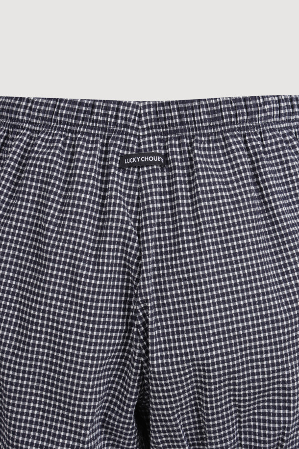 LUCKY CHOUETTE (럭키슈에뜨)의 Chouetties Check Volume Shorts (체크 볼륨 쇼츠) 입니다. 블루 컬러의 여성 숏팬츠로, 캐주얼하고 여성스러운 스타일을 연출합니다. 허리 밴딩과 밑단 밴딩으로 편안한 착용감을 선사하며, 셔링 디테일과 볼륨감 있는 디자인이 특징입니다. 체크 패턴이 돋보이며, 뒷면 라벨 장식으로 포인트를 더했습니다. 동네 마실룩, 카페룩, 봄 소풍룩 등 다양한 TPO에 활용하기 좋은 아이템입니다.
