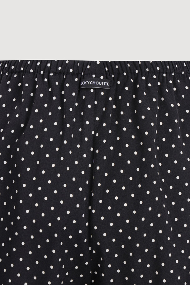 럭키슈에뜨의 Chouetties 프릴 숏팬츠 (블랙)는 여성스러운 스타일을 연출하는 데 안성맞춤입니다. 부드러운 사틴 소재와 은은한 광택감이 고급스러운 분위기를 더하며, 허리 밴딩으로 편안한 착용감을 선사합니다. 밑단 러플 디테일과 도트 패턴이 사랑스러운 포인트를 더하고, 뒷면 라벨 장식으로 브랜드의 감성을 느낄 수 있습니다. 데이트룩, 카페룩, 휴가룩 등 다양한 TPO에 로맨틱, 미니멀, 리조트 스타일로 활용해보세요.
