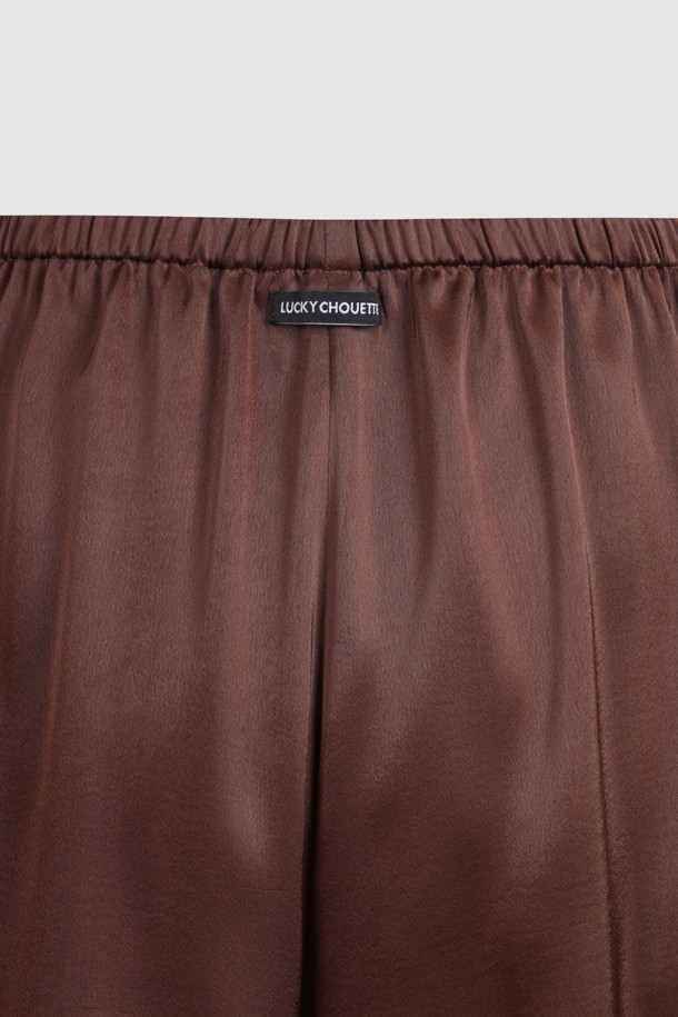 LUCKY CHOUETTE (럭키슈에뜨)의 Chouetties 프릴 쇼츠 (브라운)입니다. 부드러운 사틴 소재로 제작되어 은은한 광택감이 돋보이며, 밑단 러플 디테일이 여성스러운 분위기를 더합니다. 허리 밴딩 처리로 편안한 착용감을 선사하며, 뒷면 라벨 장식이 포인트입니다. 여름철 데이트룩, 카페룩, 휴가룩에 잘 어울리며, 클래식, 미니멀, 리조트 스타일을 연출하기 좋습니다. 숏 기장과 도트 패턴으로 시원하고 우아한 스타일을 완성해보세요.
