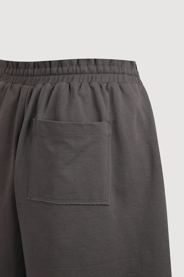 럭키슈에뜨 바이 럭키슈에뜨_이지 밴딩 그래픽 쇼츠 (그레이)는 편안하고 스타일리시한 여름을 위한 여성 숏팬츠입니다. 부드러운 면 소재에 루즈핏으로 제작되어 활동성을 높였으며, 캐주얼한 스타일을 연출합니다. 허리 밴딩과 스트링으로 편안한 착용감을 제공하며, 뒷면과 밑단에 럭키슈에뜨만의 그래픽 프린트와 자수 디테일을 더해 포인트를 주었습니다. 동네 마실룩, 휴가룩, 바캉스룩 등 다양한 TPO에 활용하기 좋으며, 캐주얼, 미니멀, 리조트 스타일을 즐기는 분들께 추천합니다.
