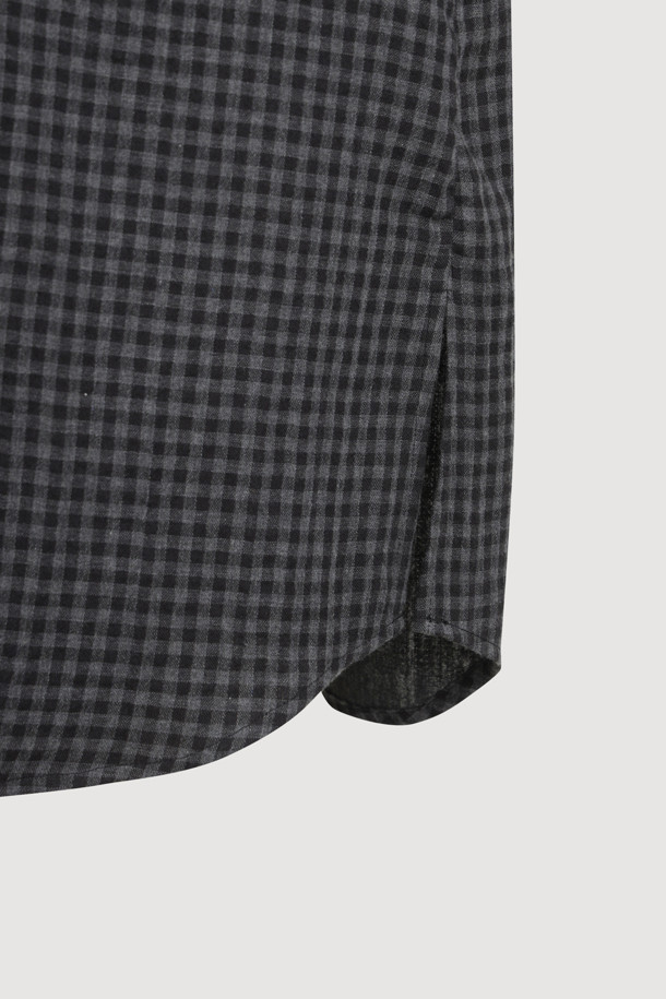 LUCKY CHOUETTE (럭키슈에뜨)의 Chouetties (슈에티) 체크 오버핏 블라우스입니다. 캐주얼, 베이직 스타일의 여성 의류로, 봄, 가을에 착용하기 좋습니다. 그레이 컬러의 체크 패턴이 돋보이며, 긴 소매와 카라넥 디자인으로 포인트를 더했습니다. 버튼다운 디테일과 크롭 기장으로 세련된 핏을 연출하며, 오버핏으로 편안하게 착용할 수 있습니다.
