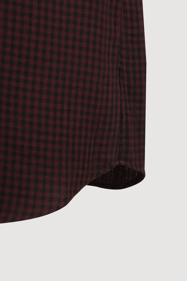 럭키슈에뜨의 Chouetties (슈에티즈) 체크 오버핏 블라우스 (와인)입니다. 캐주얼, 클래식, 미니멀 스타일을 즐겨 입는 여성 고객을 위한 제품입니다. 가을과 겨울에 어울리는 긴소매 블라우스로, 체크 패턴과 오버핏 디자인이 특징입니다. 데이트룩, 모임룩 등 다양한 TPO에 활용할 수 있으며, 카라넥으로 세련된 느낌을 더했습니다. 와인 색상이 주는 우아함과 체크 패턴의 조화가 돋보이는 블라우스입니다.
