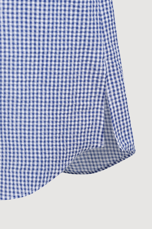 Chouetties by LUCKY CHOUETTE_체크 오버 핏 블라우스 (블루)는 여성용 셔츠/블라우스입니다. 산뜻한 블루 컬러에 체크 패턴으로 캐주얼한 스타일을 연출하며, 봄, 가을에 활용하기 좋습니다. 오버핏으로 편안한 착용감을 제공하며, 셔츠 칼라와 긴 소매 디자인이 특징입니다. 앞 중심 로고 단추와 가슴 부분 레터링 자수가 포인트이며, 아우터로도 활용 가능하여 데이트룩, 카페룩 등 다양한 TPO에 활용 가능합니다. 캐주얼, 클래식, 미니멀 스타일을 즐겨 입는 분들께 추천합니다.
