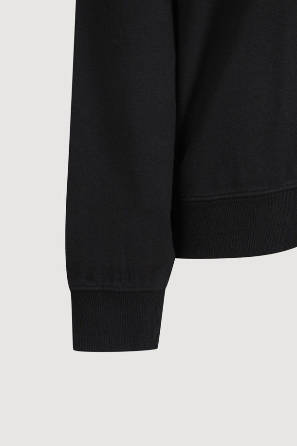 럭키슈에뜨의 Chouetties 리본 포인트 스웨트셔츠(블랙)입니다. 부드러운 면 소재로 제작되었으며, 루즈핏에 라운드넥 디자인으로 편안한 착용감을 선사합니다. 소매와 밑단 시보리 처리, 데미지 워싱, 리본 자수 디테일과 레터링 자수로 포인트를 주어 캐주얼하면서도 빈티지한 스타일을 연출합니다. 봄, 가을, 겨울, 세 계절 모두 활용 가능하며, 동네 마실룩, 집콕룩, 겨울 데일리룩 등 다양한 TPO에 활용하기 좋습니다. 미니멀, 레트로 스타일을 선호하는 여성분들께 추천합니다.
