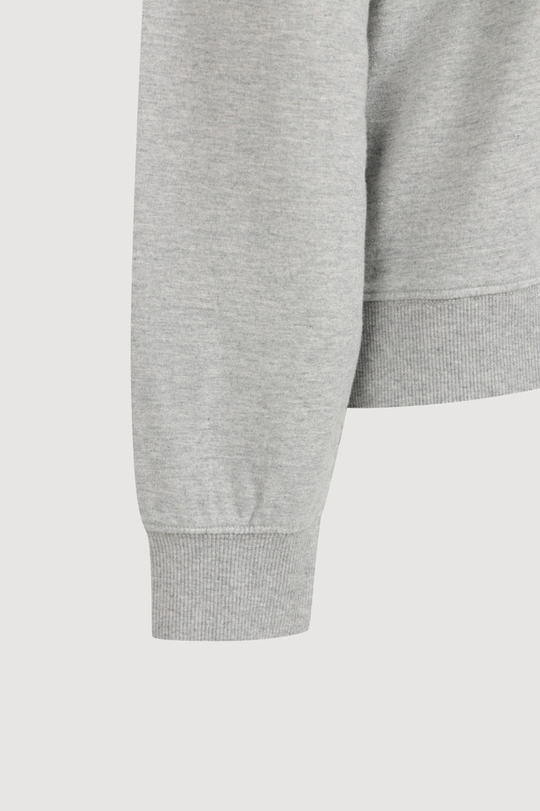 LUCKY CHOUETTE (럭키슈에뜨)의 Chouetties 리본 포인트 스웨트셔츠 (멜란지 그레이)입니다. 부드러운 코튼 미니 쮸리 소재로 제작되어 편안한 착용감을 선사합니다. 캐주얼하고 빈티지한 무드를 연출하며, 루즈핏 디자인으로 활동성을 높였습니다. 소매와 밑단은 시보리 처리되었으며, 볼륨감 있는 리본 자수와 레터링 자수가 포인트로 더해져 사랑스러운 느낌을 줍니다. 봄, 가을 동네 마실룩이나 봄 소풍룩으로 활용하기 좋습니다.
