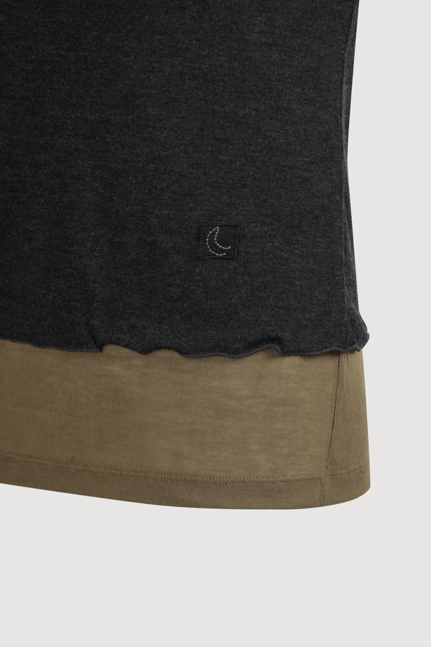 LUCKY CHOUETTE (럭키슈에뜨)의 Chouetties 레이어드 긴팔 티셔츠 (다크 그레이)입니다. 부드러운 레이온과 폴리에스터 혼방 소재로 제작되어 얇고 편안한 착용감을 선사합니다. 슬림핏 라운드넥 디자인에 언밸런스 기장감과 럭키 크레센트 문 와펜 자수 디테일이 특징입니다. 간절기에는 단독으로, 겨울철에는 레이어드하여 데이트룩이나 데일리룩으로 활용하기 좋습니다. 캐주얼, 미니멀 스타일을 즐겨 입는 여성분들께 추천합니다.
