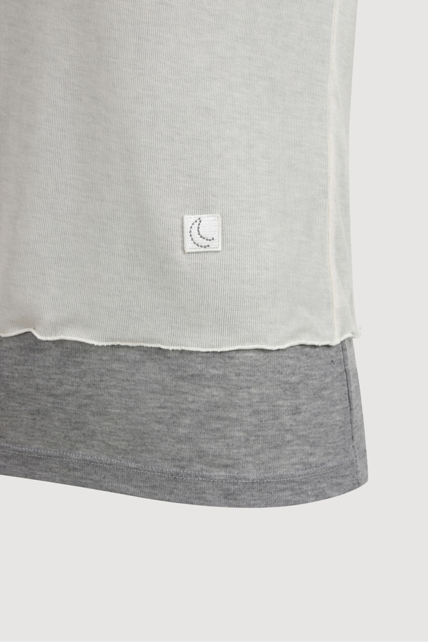 럭키 슈에뜨(LUCKY CHOUETTE)의 Chouetties 레이어링 긴소매 티셔츠(아이보리)입니다. 부드러운 촉감의 레이온과 폴리에스터 혼방 소재로 제작되었으며, 봄, 가을에 착용하기 좋습니다. 슬림핏의 라운드넥 디자인으로, 캐주얼하고 미니멀한 스타일을 연출합니다. 언밸런스 기장과 레이어드 디자인이 특징이며, Lucky Crescent Moon 모티브 자수 디테일로 포인트를 더했습니다. 단독 또는 레이어드하여 데이트룩을 완성해보세요.
