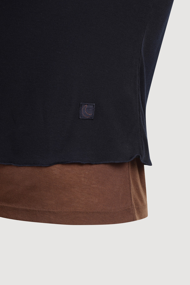 럭키슈에뜨(LUCKY CHOUETTE)의 Chouetties 레이어드 네이비 긴팔 티셔츠입니다. 캐주얼 및 미니멀 스타일을 추구하는 분들을 위한 베이직 아이템으로, 데이트룩과 카페룩에 잘 어울립니다. 부드러운 레이온과 폴리에스터 혼방 소재로 제작되었으며, 슬림핏 라운드넥 디자인입니다. 언밸런스 기장에 럭키 크레센트 문(Crescent Moon) 와펜 자수 디테일이 특징이며, 단독 또는 레이어드하여 다양한 스타일을 연출할 수 있습니다. 봄, 가을, 겨울, 세 계절 모두 활용 가능하며, 편안한 착용감을 선사합니다.
