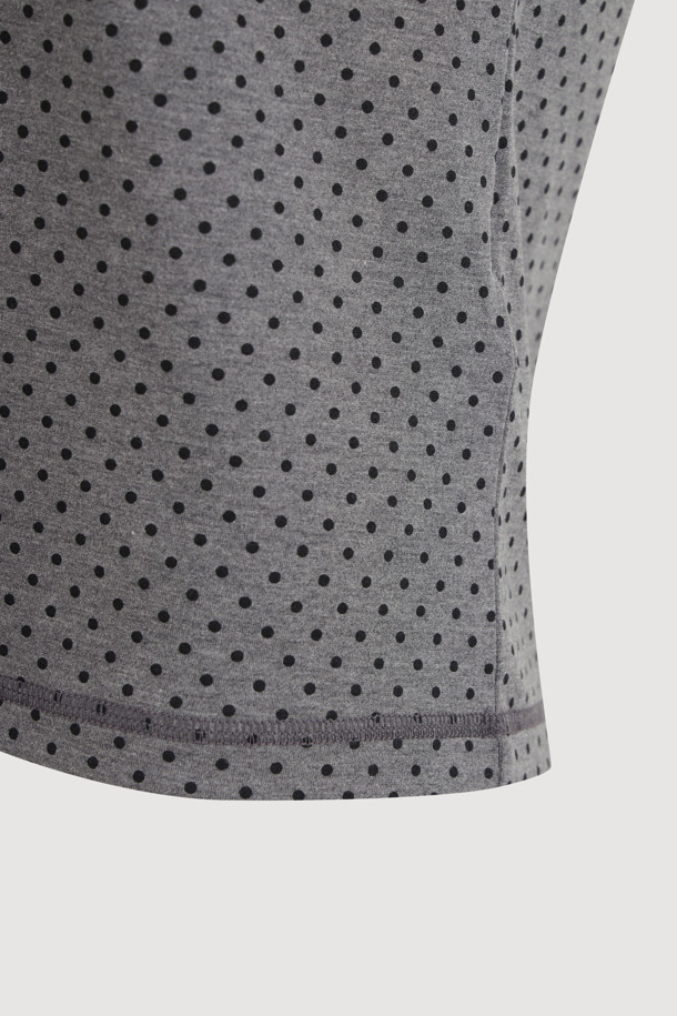 럭키슈에뜨 (LUCKY CHOUETTE)의 Chouetties 도트 패턴 반소매 티셔츠 (멜란지 그레이)입니다. 부드러운 촉감의 폴리에스터와 레이온 혼방 소재로 제작되었으며, 봄, 여름 시즌에 착용하기 좋은 얇은 두께입니다. 캐주얼 스타일의 슬림핏 티셔츠로, 라운드넥 디자인과 도트 패턴이 특징입니다. 레터링 프린트 디테일이 있으며, 레이어드하여 다양한 스타일 연출이 가능합니다. 가벼운 동네 마실이나 소풍룩으로 활용하기 좋은 아이템입니다.
