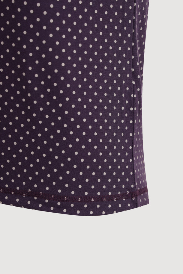 Chouetties by LUCKY CHOUETTE(슈에티 바이 럭키슈에뜨) 도트 패턴 반소매 티셔츠 (퍼플)는 부드러운 촉감의 폴리에스테르와 레이온 혼방 소재로 제작되었습니다. 라운드넥에 슬림핏 디자인으로, 봄, 여름 시즌 캐주얼하고 미니멀한 스타일을 연출하기 좋습니다. 얇은 두께감과 신축성 있는 소재는 편안한 착용감을 선사하며, 도트 패턴과 레터링 디테일이 포인트입니다. 데이트룩이나 포인트 착장용으로 레이어드하여 다양한 스타일을 시도해 보세요.
