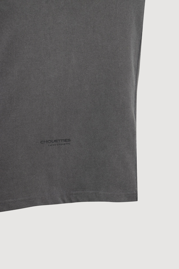 LUCKY CHOUETTE (럭키 슈에뜨)의 Chouetties 그래픽 루즈핏 피그먼트 긴소매 티셔츠 (그레이)입니다. 캐주얼과 빈티지 스타일을 연출하며, 봄, 가을, 겨울 계절에 폭넓게 활용할 수 있습니다. 넉넉한 루즈핏과 라운드넥 디자인으로 편안한 착용감을 선사하며, 면 소재로 제작되어 부드러운 촉감을 느낄 수 있습니다. 피그먼트 워싱 가공과 소매단 시보리 처리로 디자인의 완성도를 높였습니다. 단독 드라이클리닝을 권장하며, 물빠짐 및 이염에 주의하여 관리해야 합니다. 동네 마실룩이나 겨울 데일리룩에 미니멀한 스타일을 더해보세요.
