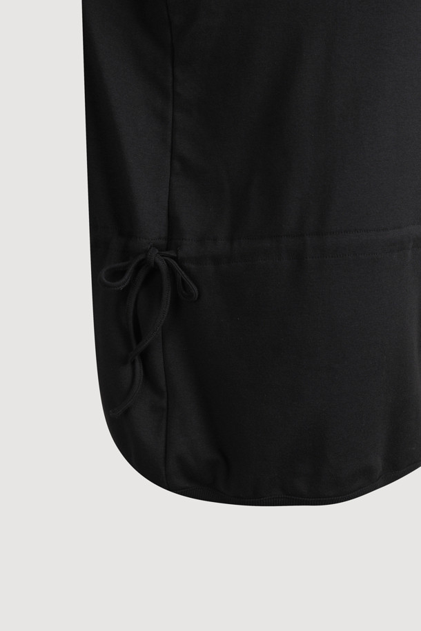 LUCKY CHOUETTE (럭키슈에뜨)의 Chouetties (슈에띠즈) 허리 스트링 하이넥 티셔츠 (블랙)입니다. 부드러운 코튼과 폴리에스터 혼방 소재로 제작되어 편안한 착용감을 선사합니다. 루즈핏 디자인에 하이넥으로 포인트를 더했으며, 허리 스트링으로 핏을 조절하여 다양한 스타일 연출이 가능합니다. 소매단과 밑단 배색, 슈에띠즈 레터링 프린트로 캐주얼하면서도 베이직한 스타일을 완성합니다. 사계절 내내 활용 가능한 웨어러블한 디자인의 긴소매 티셔츠입니다.
