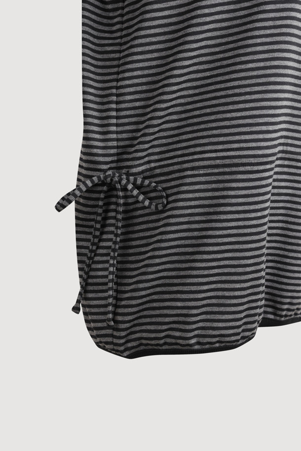 럭키슈에뜨(LUCKY CHOUETTE)의 Chouetties 허리 스트링 하이넥 티셔츠입니다. 캐주얼한 무드의 여성 의류로, 봄, 여름, 가을에 착용하기 좋습니다. 멀티컬러의 스트라이프와 레터링 패턴이 돋보이며, 루즈핏으로 편안함을 더했습니다. 하이넥 디자인과 긴 소매, 소매단/밑단 배색 디테일이 특징이며, 허리 스트링으로 핏 조절이 가능합니다. 면, 폴리에스터, 레이온 혼방 소재로 제작되어 웨어러블하게 즐길 수 있습니다.
