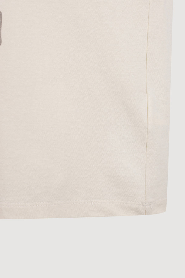 [Re-Order] 럭키슈에뜨의 그래픽 하프 슬리브 티셔츠 (라이트 베이지)는 부드러운 면 소재로 제작되어 편안한 착용감을 선사합니다. 라운드넥 디자인과 레귤러핏으로 캐주얼한 스타일을 연출하며, 봄, 여름 시즌에 활용하기 좋습니다. 은은한 라이트 베이지 컬러에 달 모티프 그래픽 프린팅이 더해져 미니멀하면서도 유니크한 포인트를 줍니다. 동네 마실룩이나 봄 소풍룩에 매치하여 편안하면서도 스타일리시한 룩을 완성해보세요. 반소매 기장으로 간절기에도 부담 없이 즐겨 입을 수 있습니다.
