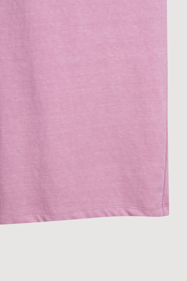 Chouetties by LUCKY CHOUETTE (슈에티 바이 럭키슈에뜨) 백 프린트 루즈 핏 반팔 티셔츠는 캐주얼하고 빈티지한 스타일을 추구하는 유니섹스를 위한 상의입니다. 봄, 여름 시즌에 어울리는 바이올렛 컬러의 라운드넥 티셔츠로, 오버핏과 루즈핏으로 편안한 착용감을 선사합니다. 부드러운 면 소재로 제작되었으며, 가슴 부분의 레터링 프린트와 뒷면의 크랙 효과 프린트가 돋보이는 디자인입니다. 동네 마실룩이나 여행룩에 활용하기 좋으며, 워싱 가공으로 빈티지한 무드를 더했습니다.
