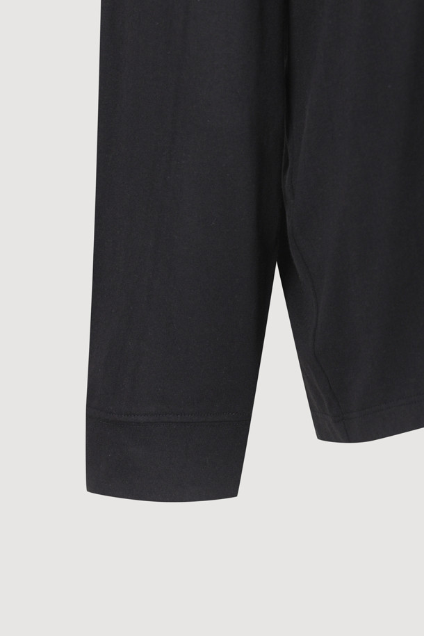 LUCKY CHOUETTE (럭키슈에뜨)의 Chouetties (슈에띠즈) 루즈핏 롱 티셔츠 (블랙)입니다. 캐주얼 스타일의 여성 긴팔 티셔츠로, 봄, 가을에 입기 좋습니다. 라운드넥에 루즈핏으로 편안하게 착용할 수 있으며, 가슴 부분에 슈에띠즈 레터링 프린트가 포인트입니다. 어깨와 암홀 라인 봉제 디테일이 돋보이며, 다양한 하의와 매치하여 동네 마실룩, 봄 소풍룩 등 미니멀하고 캐주얼한 스타일을 연출할 수 있습니다. 블랙 컬러로 어떤 옷에도 잘 어울리는 데일리 아이템입니다.
