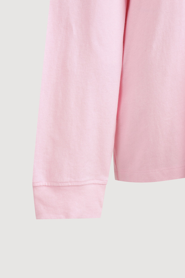 슈에티즈 바이 럭키 슈에뜨_루즈 핏 롱 티셔츠 (핑크)는 편안한 착용감과 스타일리시함을 동시에 갖춘 여성 티셔츠입니다. 핑크 컬러의 라운드넥 긴소매 티셔츠로, 봄, 가을에 캐주얼하게 착용하기 좋습니다. 루즈핏 디자인으로 박시한 실루엣을 연출하며, 가슴 부분의 슈에띠즈 레터링 프린트가 포인트를 더합니다. 어깨와 암홀 라인 봉제 디테일이 돋보이며, 데이트룩, 카페룩 등 다양한 TPO에 활용 가능합니다. 미니멀하면서도 개성 있는 스타일을 완성할 수 있는 아이템입니다.
