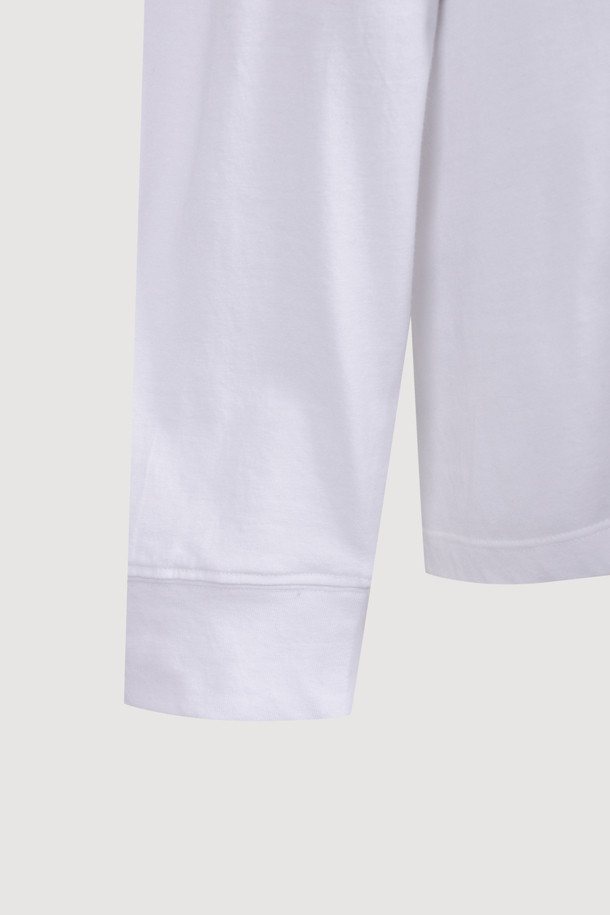 럭키슈에뜨 by 슈에띠즈_루즈 핏 롱 티셔츠 (화이트)는 캐주얼 스타일을 연출하기에 좋은 여성 긴팔 티셔츠입니다. 라운드넥 디자인에 가슴 부분 슈에띠즈 레터링 프린트가 돋보이며, 어깨와 암홀 라인 봉제 디테일이 특징입니다. 루즈핏과 박시핏으로 편안한 착용감을 선사하며, 봄, 가을 시즌 데일리룩으로 활용하기 좋습니다. 동네 마실룩이나 카페룩 등 다양한 TPO에 맞춰 캐주얼하고 미니멀한 스타일링을 완성해보세요. 다양한 아이템과 매치하여 개성 있는 스타일을 연출할 수 있습니다.
