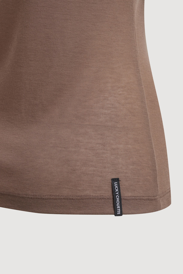 LUCKY CHOUETTE (럭키슈에뜨)의 Chouetties 쉬어 슬림핏 긴팔 티셔츠(브라운)입니다. 부드러운 촉감의 울과 레이온 혼방 소재로 제작되어 봄, 가을에 착용하기 좋습니다. 슬림핏 라운드넥 디자인에 얇은 두께감과 시어한 소재로 여성스러운 분위기를 연출하며, 레이어드 스타일링에도 용이합니다. 베이직한 디자인으로 데이트룩, 카페룩 등 다양한 TPO에 활용 가능하며, 밑단 장식 라벨이 포인트입니다. 클래식, 미니멀, 캐주얼 스타일을 즐겨 입는 여성분들께 추천합니다.
