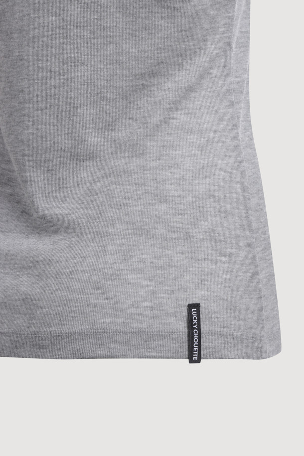 럭키슈에뜨의 Chouetties (슈에티) 멜란지 그레이 슬림핏 긴소매 티셔츠입니다. 부드러운 촉감의 울과 레이온 혼방 소재로 제작되어 봄, 가을에 활용하기 좋습니다. 시어한 소재감과 슬림핏 디자인으로, 데이트룩이나 카페룩 등 다양한 TPO에 맞춰 미니멀, 클래식, 캐주얼 스타일을 연출할 수 있습니다. 밑단 장식 라벨이 포인트로, 레이어드 스타일링에도 용이합니다. 라운드넥 디자인에 얇은 두께감으로 편안하게 착용 가능합니다.
