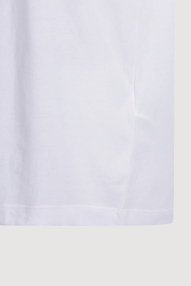 LUCKY CHOUETTE의 [Re-Order] Chouetties 리본 포인트 루즈핏 반소매 티셔츠입니다. 부드러운 촉감의 40수 면 100% 소재로 제작되었으며, 캐주얼한 스타일을 연출하기 좋습니다. 가슴 부분의 리본 자수 디테일이 돋보이며, 봄, 여름 시즌 다양한 룩에 포인트를 더해줍니다.
