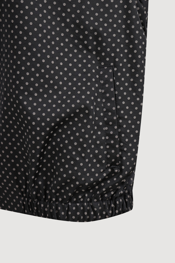 LUCKY CHOUETTE (럭키슈에뜨)의 도트 패턴 프릴 포인트 점퍼는 블랙 컬러의 여성용 아우터입니다. 가볍고 부드러운 나일론 소재로 제작되어 봄, 가을 간절기에 착용하기 좋습니다. 지퍼형 여밈 방식과 루즈핏 디자인으로 편안한 착용감을 선사하며, 프릴 디테일과 레터링 프린트가 돋보입니다. 소매와 밑단 밴딩 처리로 활동성을 높였으며, 슈롱이 파우치 세트가 포함되어 실용적입니다. 캐주얼, 미니멀, 걸리시 스타일을 즐기는 분들께 동네 마실룩, 쇼핑룩, 봄 소풍룩으로 추천합니다.
