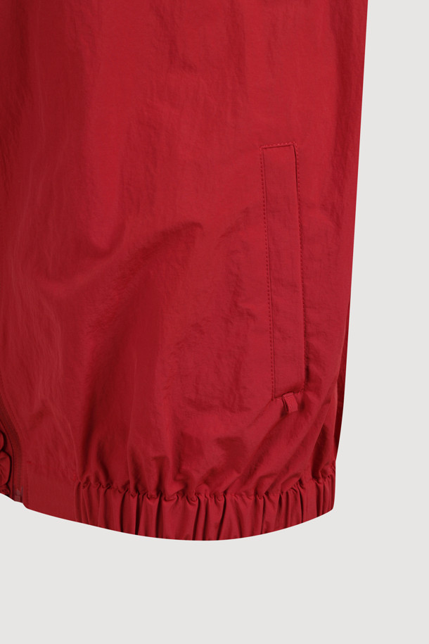 럭키슈에뜨(LUCKY CHOUETTE)의 Chouetties 도트 패턴 프릴 포인트 점퍼 (레드)입니다. 캐주얼하고 걸리시한 스타일로, 봄, 가을에 데이트룩, 동네 마실룩, 봄 소풍룩에 매치하기 좋습니다. 얇은 두께의 나일론 소재로 제작되어 부드러운 촉감을 선사하며, 루즈핏으로 편안하게 착용할 수 있습니다. 지퍼형 여밈 방식에 긴 소매, 소매와 밑단 밴딩 처리로 활동성을 더했습니다. 프릴 디테일과 레터링 프린트가 포인트이며, 슈롱이 파우치와 세트 구성으로 실용성까지 갖춘 아이템입니다.
