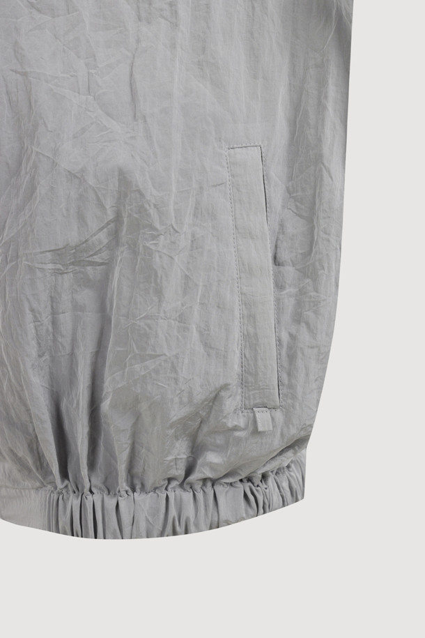 LUCKY CHOUETTE (럭키슈에뜨)의 Dot Pattern Frill Point Jumper (도트 패턴 프릴 포인트 점퍼, 실버)는 여성스러운 캐주얼 스타일을 완성하는 점퍼입니다. 가볍고 시원한 나일론 소재로 제작되어 봄, 가을에 착용하기 좋으며, 루즈핏으로 편안한 착용감을 선사합니다. 섬세한 프릴 디테일과 도트 패턴이 귀엽고 걸리시한 무드를 연출하며, 소매와 밑단 밴딩 처리로 활동성을 더했습니다. 레터링 프린트가 포인트이며, 슈롱이 파우치와 세트 구성되어 실용성을 높였습니다. 동네 마실룩, 봄 소풍룩, 여행룩 등 다양한 TPO에 활용해보세요.
