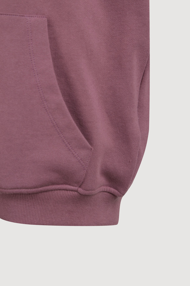 LUCKY CHOUETTE (럭키슈에뜨)의 Chouetties (슈에티스) Moon Point 후드 점퍼 (퍼플)입니다. 부드러운 면 소재로 제작되어 편안한 착용감을 선사하며, 봄, 가을 시즌에 적합합니다. 캐주얼, 미니멀, 스트리트 스타일을 아우르며 동네 마실룩, 봄 소풍룩, 캠핑룩 등 다양한 TPO에 활용하기 좋습니다. 루즈핏에 레귤러 기장으로 편안하게 착용 가능하며, 달 패치 자수와 시보리 처리된 소매와 밑단, 그리고 후드 디자인이 특징입니다. 투웨이 지퍼로 실용성을 더했으며, 럭키 크레센트 문 모티브가 돋보입니다.
