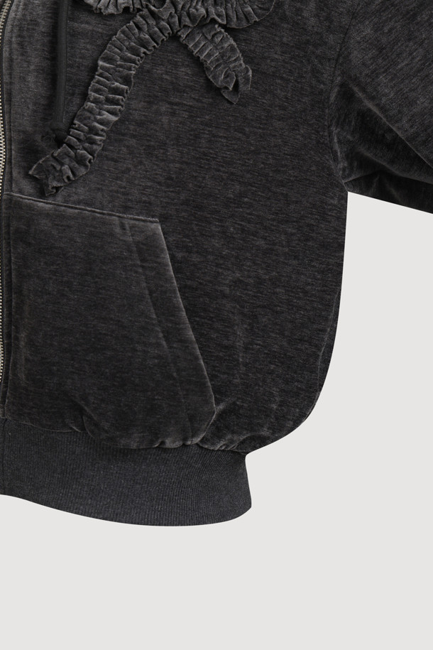 [Re-Order] 럭키슈에뜨_리본 포인트 벨벳 후드 점퍼 (다크 그레이)는 부드러운 벨벳 소재와 루즈핏으로 편안한 착용감을 선사하는 여성 후드 점퍼입니다. 캐주얼하고 미니멀한 스타일을 연출하며, 가을과 겨울에 따뜻하게 입을 수 있습니다. 다크 그레이 컬러에 무지 패턴으로 어떤 옷에도 잘 어울리며, 리본 자수 디테일과 시보리 밑단, 볼륨감 있는 실루엣이 특징입니다. 투웨이 지퍼로 편의성을 높였으며, 캠핑룩이나 산책룩 등 다양한 TPO에 활용 가능합니다. 두꺼운 두께감으로 보온성을 더했습니다.
