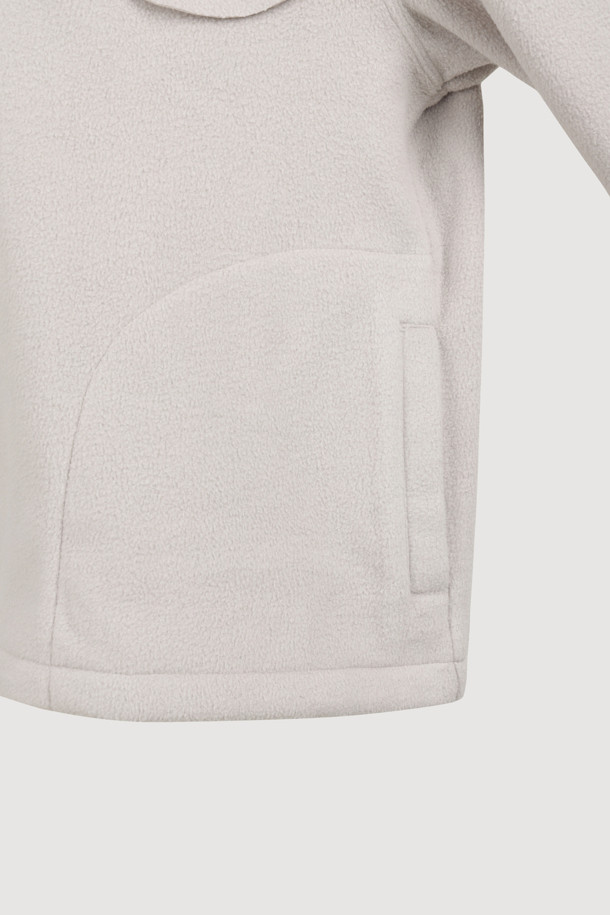 럭키슈에뜨의 Chouetties (슈에티스) by LUCKY CHOUETTE_Moon Motive 플리스 점퍼 (라이트 베이지)는 캐주얼 무드의 여성용 아우터입니다. 가을과 겨울, 일상에서 산책룩, 캠핑룩 등 다양한 TPO에 활용 가능하며, 미니멀, 고프코어 스타일을 연출하기 좋습니다. 부드러운 플리스 소재에 두꺼운 두께감으로 따뜻함을 더하고, 루즈핏 디자인으로 편안한 착용감을 제공합니다. 소매단 밴딩과 밑단 스트링, 네크라인 테이프 처리, 그리고 Lucky Crescent Moon 모티브 패치가 포인트입니다. 지퍼형 여밈 방식과 긴 소매 기장으로 실용성을 높였습니다.
