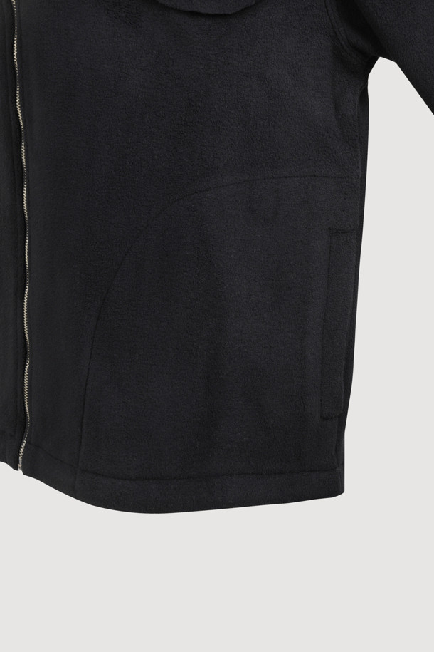 LUCKY CHOUETTE (럭키슈에뜨)의 Chouetties (슈에뜨) Moon Motive 플리스 점퍼 (블랙)는 캐주얼 무드의 여성용 아우터입니다. 부드러운 플리스 소재와 두꺼운 두께감으로 가을, 겨울 시즌 따뜻하게 착용할 수 있으며, 루즈핏 디자인으로 편안한 착용감을 선사합니다. 지퍼형 여밈 방식에 소매단 밴딩 처리와 밑단 스트링 디테일로 활동성을 더했고, Lucky Crescent Moon 모티브 패치 자수와 네크라인 테이프 처리로 포인트를 주었습니다. 캠핑룩, 산책룩 등 다양한 TPO에 활용 가능하며, 캐주얼, 미니멀, 고프코어 스타일을 즐기는 분들에게 추천합니다.
